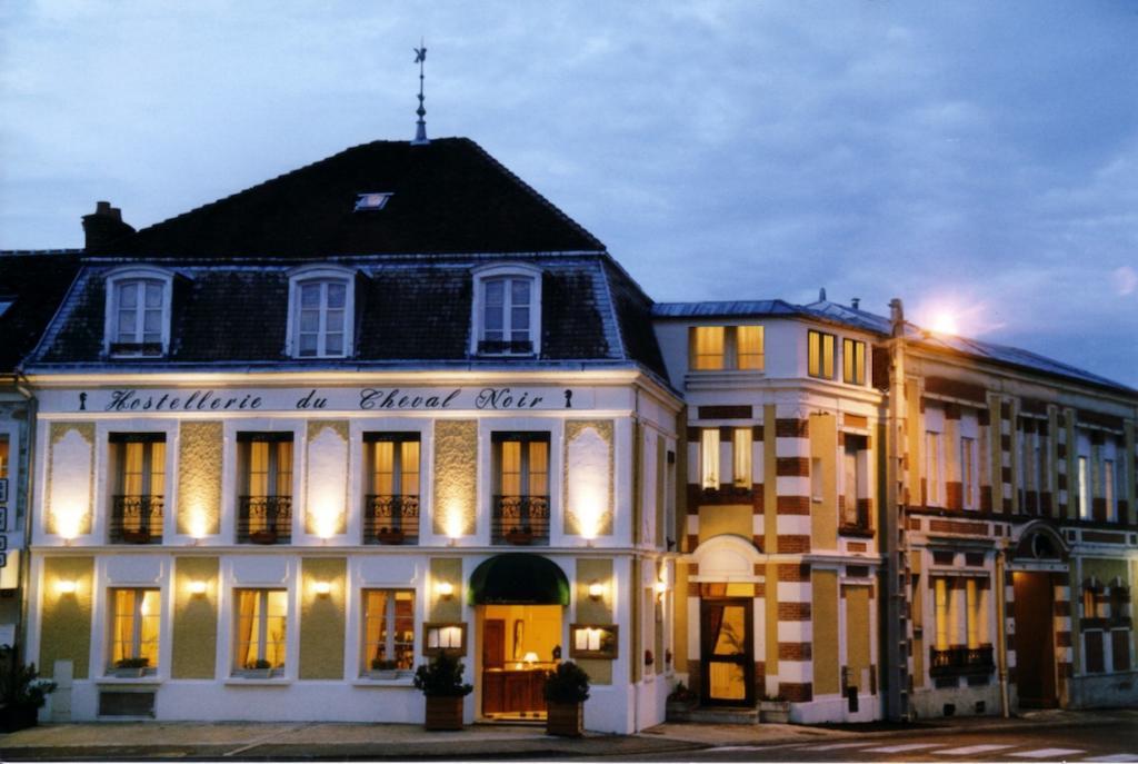 L'Hotel Le Cheval Noir モレ・シュル・ロワン エクステリア 写真